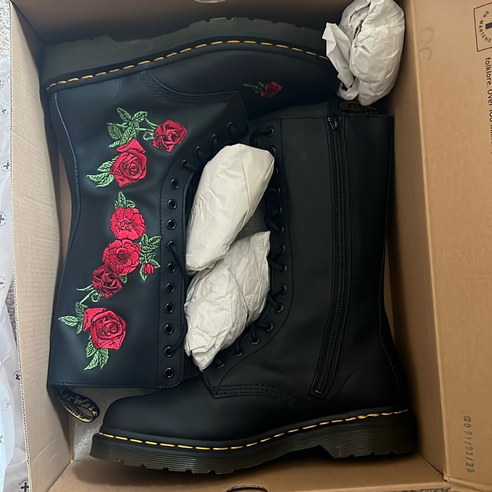Dr Martens Vonda 1914 14 eye zip up boot